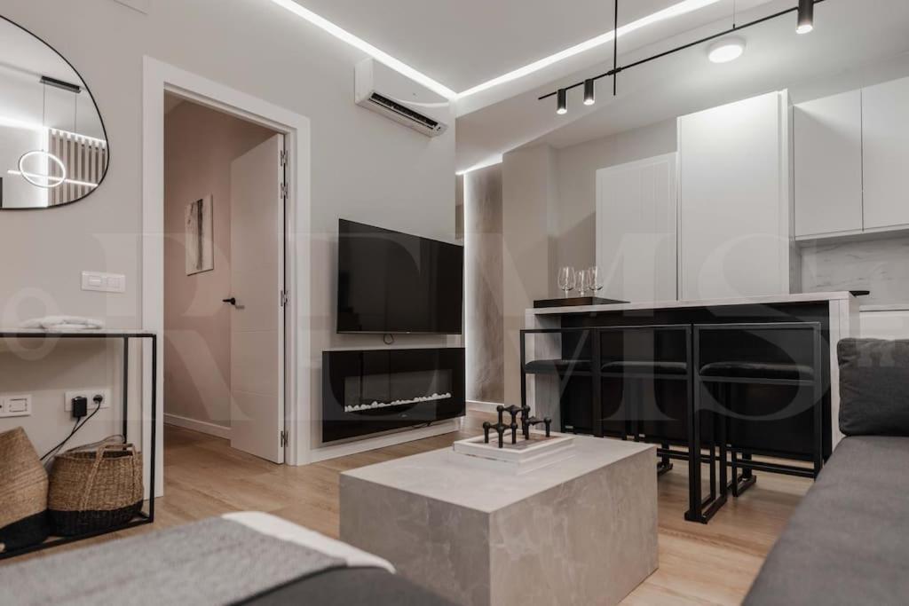 Contemporary Minimalist Apartment By Rems Malaga Exterior photo